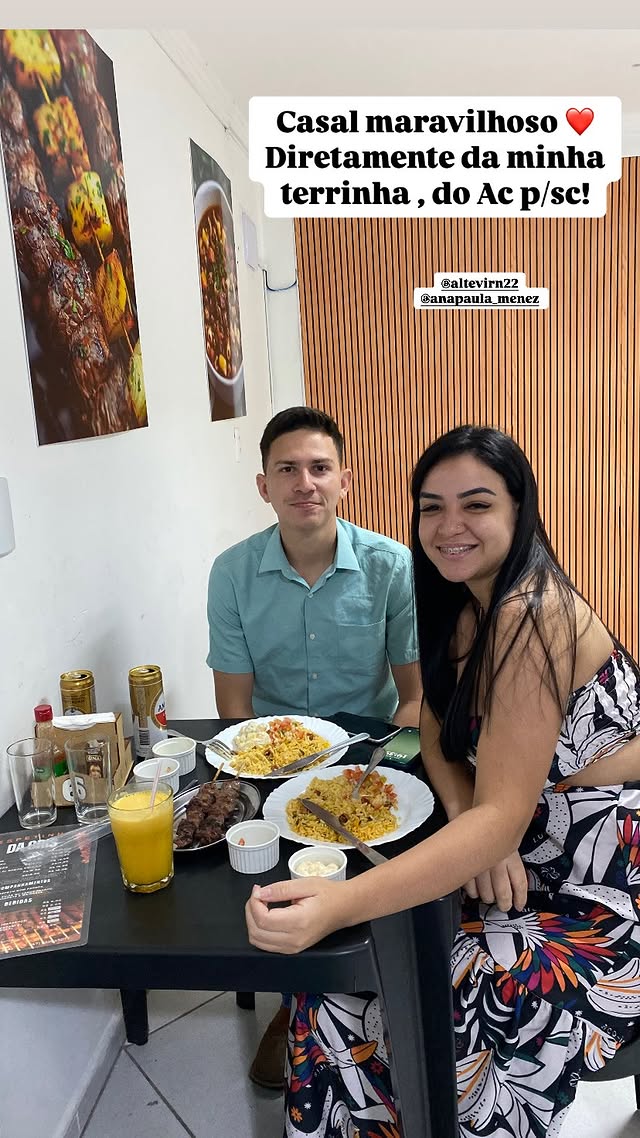 Casal de clientes no Espetinho da Cris