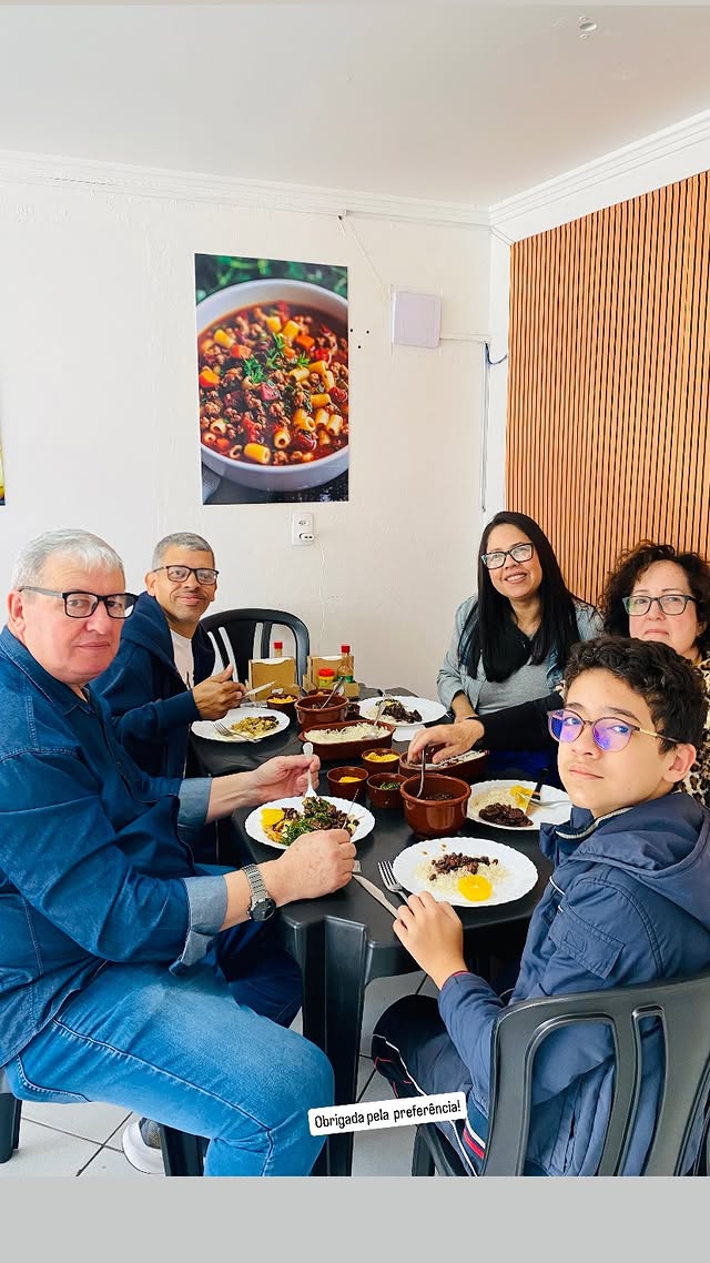 Familia jantando no restaurante